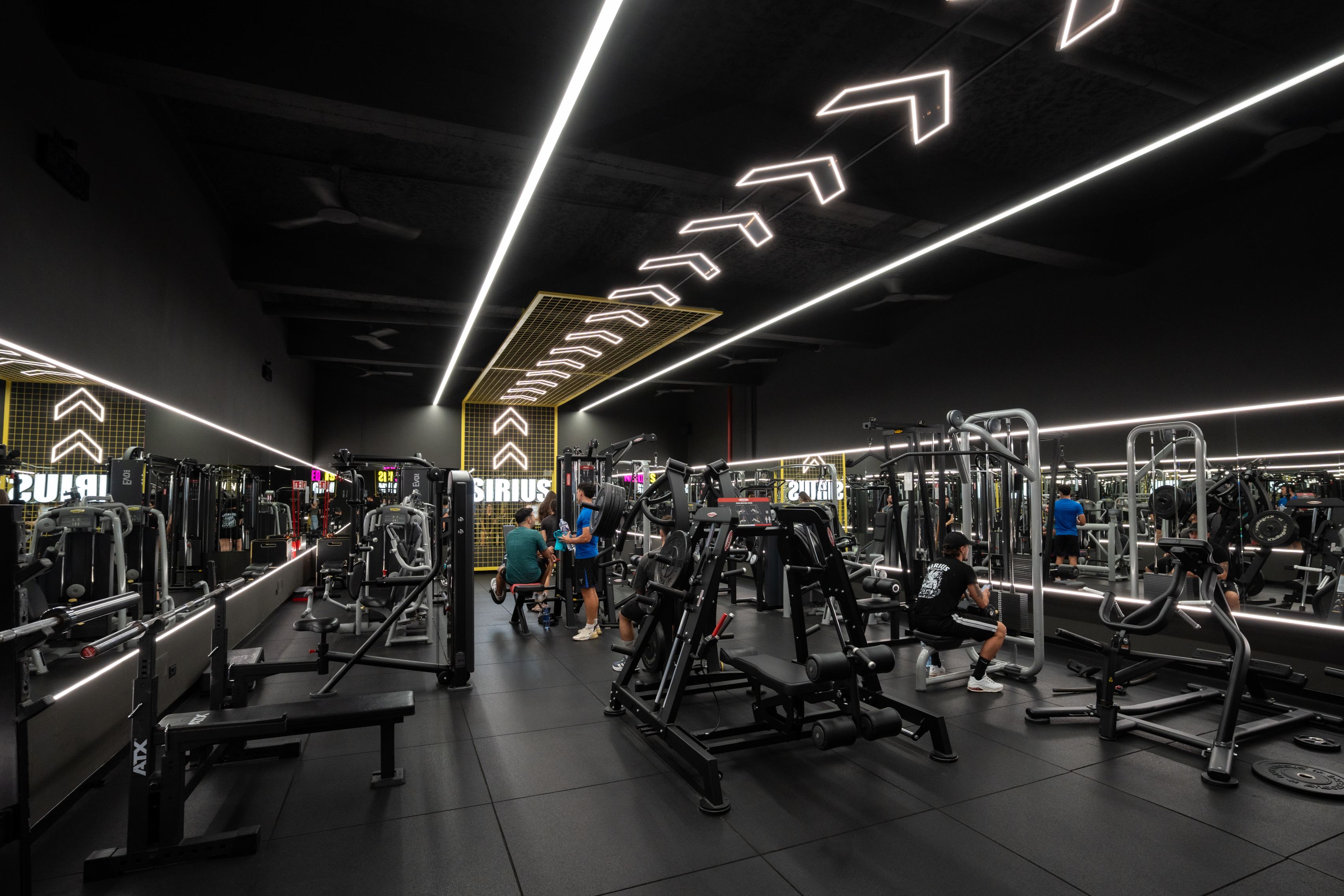 Sirius Fitness Club - Sala pesi con illuminazione esagonale a LED